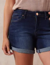 Short de jean azul con dobladillo.