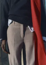 Pantalón de vestir marrón con estampado de cuadros pequeños, corte wideleg, tiro medio, bolsillos laterales y cierre frontal oculto con botón, gancho y cremallera.