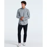 Camisa de manga larga de popelina con finas rayas verticales en azul y blanco, cuello abotonado y bolsillo en el pecho.