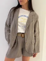 Blazer marrón claro a rayas verticales blancas, de lino italiano, con botones de coco.