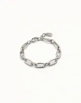 Pulsera con diseño de eslabones ovalados de tamaño mediano y cierre de mosquetón, elaborada en España con aleación de metales bañados en plata.