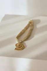 Collar dorado de acero quirúrgico hipoalergénico, con cadena tejida de 45 cm más extensión de 5 cm y dije de caracola de 5 cm.