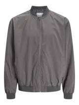 Campera bomber liviana color gris, de manga larga con cuello baseball y fit cómodo. Diseño con cierre frontal de cremallera, bolsillos delanteros funcionales y puños de canalé.