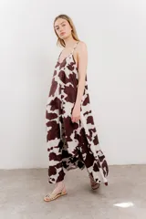 Maxi vestido de breteles finos con estampado animal print estilo vaca en tonos tierra.