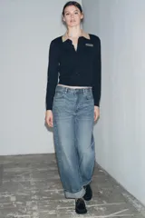 Jeans de mujer tiro medio, corte ancho (baggy) y pierna recta, con efecto lavado azul claro. Presenta cinco bolsillos y bajo acabado con vuelta ancha.