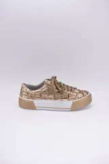 Zapatillas bajas color marrón con textura simil cuero de cocodrilo, cordones al tono y suela de goma blanca con detalle marrón.