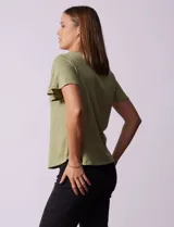 Remera verde con tejido melange, escote en V y aplique de crochet en la parte delantera.