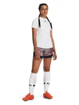 Remera deportiva negra de mujer con logo blanco en el pecho.