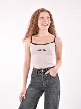 Musculosa color beige con tirantes finos y estampado de cerezas.