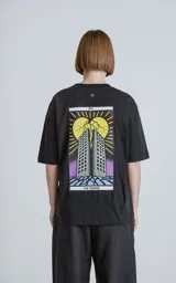 Remera negra de algodón con estampado sublimado en la espalda de una carta del tarot llamada 'La Torre'.