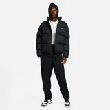 Campera puffer Nike Club negra con relleno, cierre frontal, cuello alto y logo bordado en el pecho.