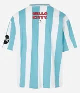 Remera deportiva con cuello en V, a rayas verticales celestes y blancas. Estampado frontal con el logo de Hello Kitty y la leyenda "Sport Club".