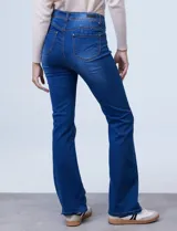 Jean bootcut de tiro alto, color azul denim, con terminación de pierna acampanada. Pretina con pasadores, botón y cierre. Delantera con bolsillos inclinados, trasera con bolsillos aplicados.