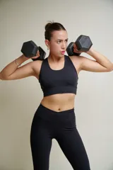Top deportivo negro sin push up, de bretel ancho y tela de algodón con lycra.