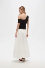 Falda larga blanca de algodón con cintura elastizada.