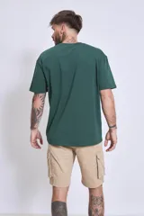 Bermuda color beige con bolsillos cargo laterales.