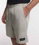 Bermuda celeste de sarga con cintura elástica ajustable con cordón, bolsillos laterales y traseros, y etiqueta con logo en la parte inferior.