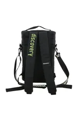 Mochila cilíndrica acolchada color gris, diseñada para transportar un equipo de mate (matero). Presenta un compartimento principal superior con cierre, un bolsillo frontal con cierre y un parche circular con texto y logo de Discovery. Incluye asa de mano superior y correa ajustable para llevar al hombro.