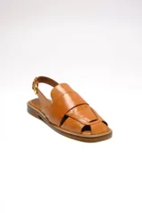 Sandalia negra de cuero con diseño tejido, puntera redondeada, talón descubierto y tira trasera con hebilla dorada ajustable.