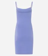 Vestido corto color rosado, de escote recto, con breteles finos y confeccionado en algodón con elastano.