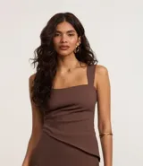 Blusa marrón de bretel ancho, confeccionada en bengalina con viscosa certificada, con fruncido en el lateral y bajo asimétrico.