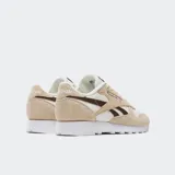 Championes Reebok Classic Leather color crema, beige y marrón. Confeccionados en cuero y gamuza con suela de goma.
