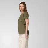 Remera blanca de mujer, con cuello en V y logo de Caterpillar estampado en el pecho.