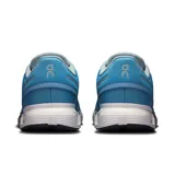 Championes urbanos On Running modelo Cloud 6, color celeste con detalles en blanco, confeccionados en malla técnica y materiales reciclados, con sistema de amortiguación CloudTec® y suela de goma.