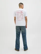 Camiseta blanca de algodón con elastano, cuello redondo, manga corta y calce regular. Estampa en la espalda con la frase "RUE DES FENIERS" y un diseño de motivos marinos en color rojo.