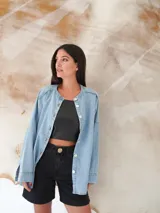 Camisa de denim liviano con cuello mao, manga larga y botones de nácar.