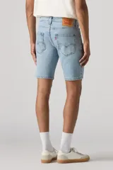 Bermuda de jean celeste de corte recto.