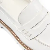 Mocasines blancos de cuero sintético con suela track y detalle de antifaz.