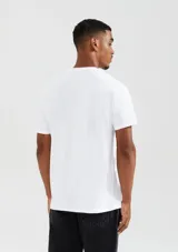 Camiseta gris oscuro de manga corta con cuello en V.