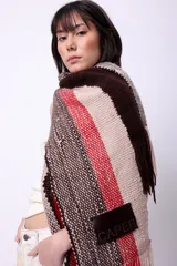 Bufanda larga tejida en telar con lana merino, con diseño a rayas verticales en tonos marrón, beige y rojo.