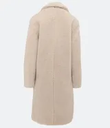 Saco alargado color beige de sherpa con cuello solapa, manga larga y abotonado delantero.