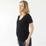Camiseta negra de manga corta con escote cruzado, ideal para lactancia.