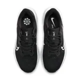 Championes de running Nike Quest 6, color negro con detalles en blanco.
