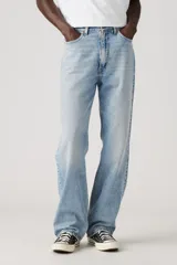 Pantalón de jean celeste de corte recto y holgado. Tiro medio, con bolsillos delanteros y traseros.