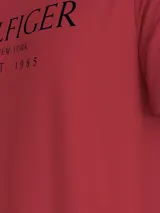 Remera roja de algodón con logo de Tommy Hilfiger bordado en el pecho.