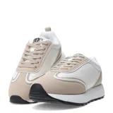 Championes urbanos color beige con detalles en negro y suela blanca.