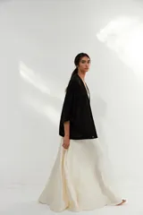 Kimono negro de tejido calado con mangas anchas.