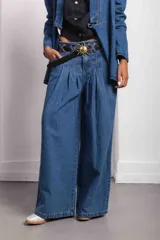 Pantalón de jean color marrón con diseño holgado y cortado de estilo relajado.