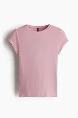 Remera rosa de punto acanalado fino con cuello redondo y mangas cortas con ribete de encaje.