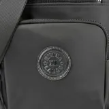 Bandolera negra de poliéster con correa regulable y herrajes plateados. Tiene acceso con cierre, un compartimento principal, un bolsillo interno con cierre, un bolsillo interno abierto y dos bolsillos externos con cierre. El interior está forrado en tela de algodón y poliéster.
