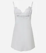 Camisón corto blanco de microfibra con breteles finos regulables y detalle de encaje floral en el busto.