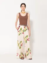 Pantalón wide leg de voile estampado con bordados, cintura con lazo y presillas, abertura en el lateral inferior y complemento bordó en la boca del bolsillo.