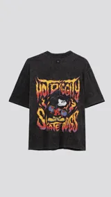 Remera negra con efecto nevado, de corte oversize y manga corta. Estampado frontal con Mickey Mouse en patineta y llamas.