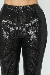 Pantalón de lentejuelas negro con forro interior y corte acampanado.