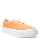 Zapatillas bajas color naranja con cordones blancos y suela de plataforma blanca.