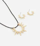 Conjunto de bisutería compuesto por un collar de cordón marrón con colgante en forma de sol y un par de caravanas tipo aro con diseño a juego. Las piezas metálicas presentan un acabado dorado y están confeccionadas con materiales reciclados.